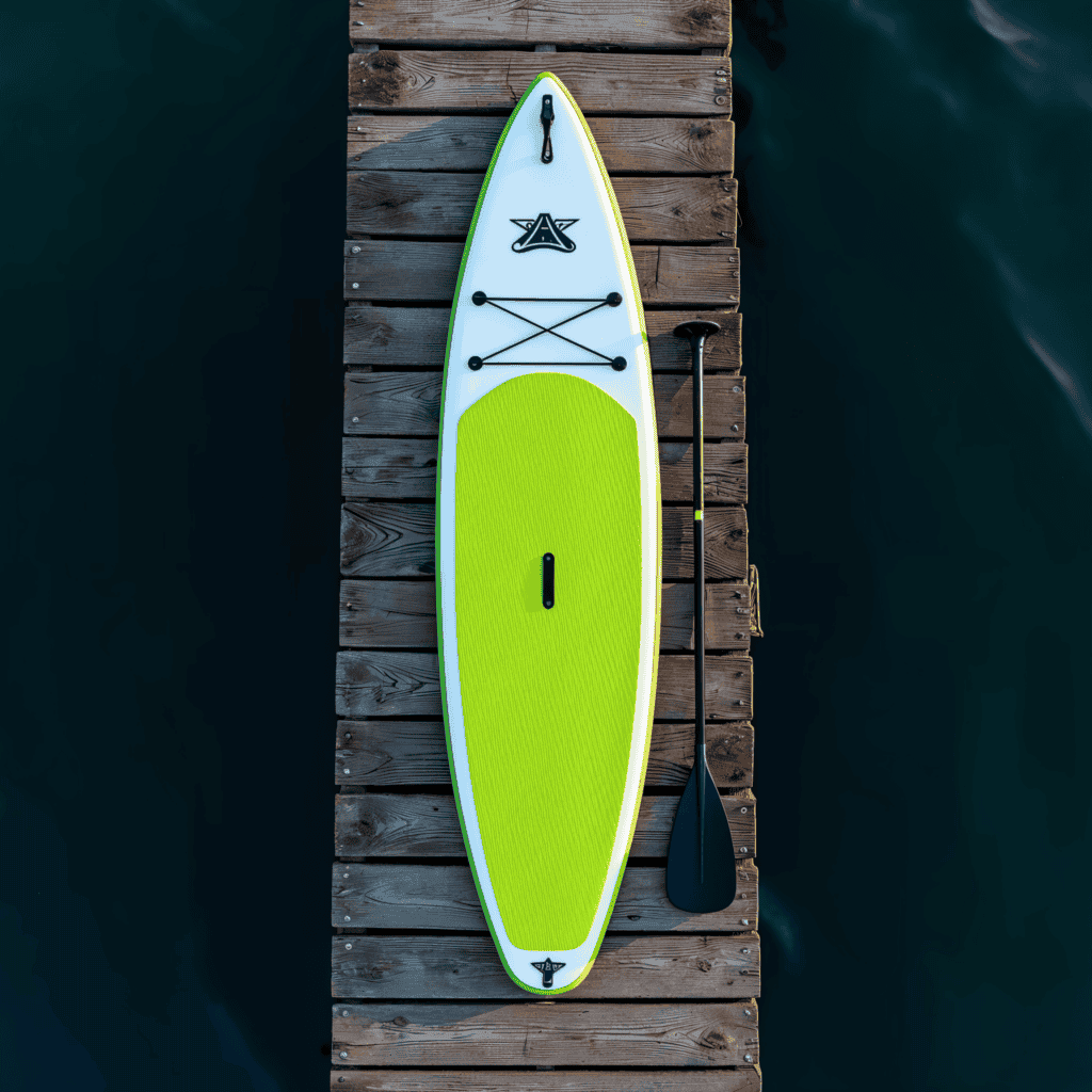 Deska do paddleboardu na pomoście nad wodą, gotowa do pływania. Idealna do rekreacji na jeziorze lub.