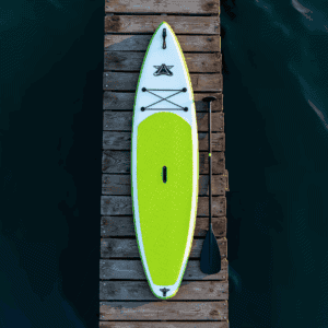 Deska do paddleboardu na pomoście nad wodą, gotowa do pływania. Idealna do rekreacji na jeziorze lub.