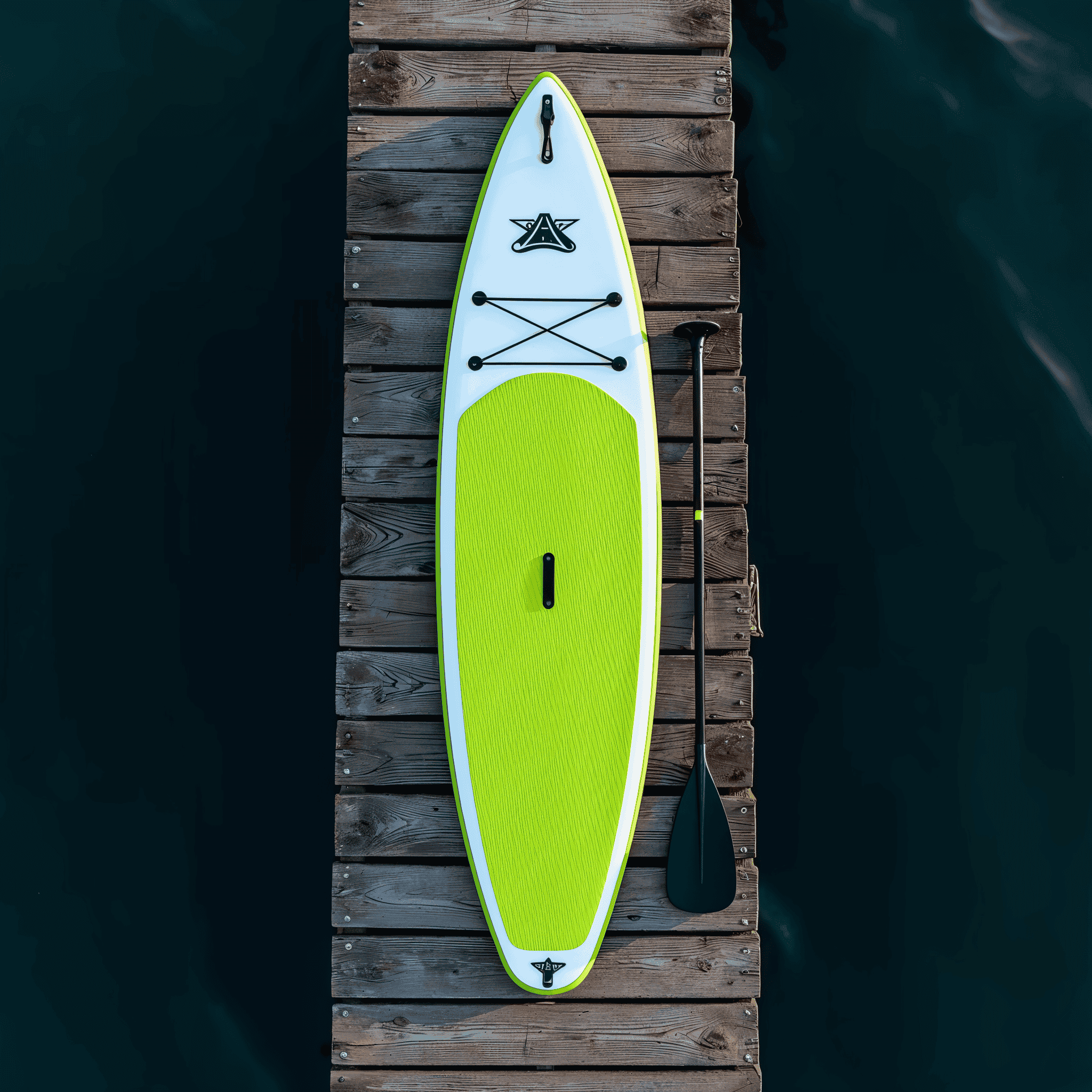 Deska do paddleboardu na pomoście nad wodą, gotowa do pływania. Idealna do rekreacji na jeziorze lub.